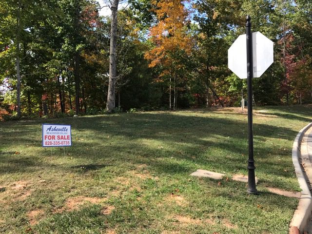 Location, Location, Location! Perfect lot in Beaucatcher Heights